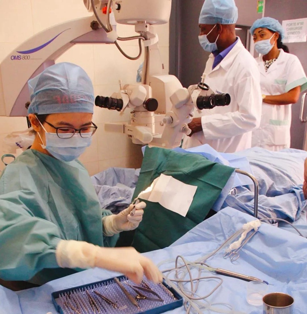 周臻为当地患者进行手术